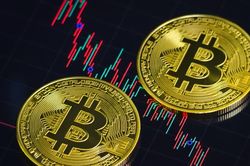 Bitcoin chỉ giảm 32% một năm sau kỷ lục 126.000 USD