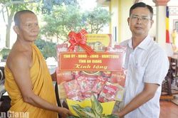 Thăm, tặng quà các chùa Phật giáo Nam tông Khmer, chức sắc, cán bộ hưu trí