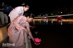 Lung linh đêm hội hoa đăng trên dòng sông Kiên