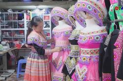 Rực rỡ sắc màu trang phục phụ nữ Mông