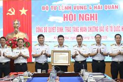 Trao Huân chương Bảo vệ Tổ quốc hạng Ba cho Đại tá Nguyễn Xuân Quân - Phó Tư lệnh, Tham mưu trưởng Vùng 4 Hải quân