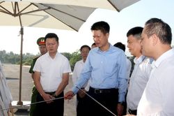 Phó Bí thư Tỉnh ủy Nguyễn Thế Phước kiểm tra tiến độ giải phóng mặt bằng Khu công nghiệp Trấn Yên