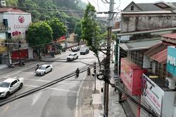 Cần quan tâm chỉnh trang hệ thống dây điện, cáp quang trên các tuyến đường phường Yên Bái