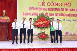 Công bố Quyết định sáp nhập Trường Trung cấp Dân tộc nội trú - Giáo dục thường xuyên Bắc Quang vào Trường Cao đẳng Tuyên Quang