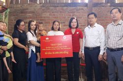 Đồng chí Đinh Quang Tuyên làm việc, tặng quà tại xã Vĩnh Thông