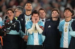 Messi nghẹn ngào nói lời chia tay tuyển Argentina