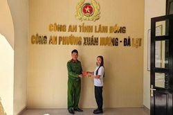 Công an Lâm Đồng trao trả tài sản du khách Hàn Quốc đánh rơi ở Đà Lạt