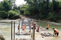 Bộ đội thần tốc làm cầu vượt sông sau chỉ đạo của Chủ tịch UBND tỉnh Lạng Sơn
