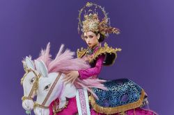 Hoa hậu Emoura Phạm trình diễn trang phục dân tộc 'Vinh quy bái tổ'