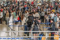 Hàng không Việt Nam tăng trưởng 13%: Mở rộng hạ tầng, hướng tới phát triển bền vững*