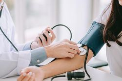 Thời tiết thay đổi thất thường, người cao huyết áp cần lưu ý gì?