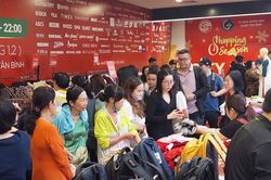 Dịch vụ đ&oacute;ng g&oacute;p hơn một nửa tăng trưởng GRDP TP. Hồ Ch&iacute; Minh