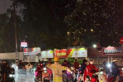 Công an TP Hồ Chí Minh dầm mình trong mưa hỗ trợ người dân