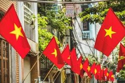 Treo cờ Tổ quốc dịp kỷ niệm 72 năm Ngày Giải phóng Thủ đô