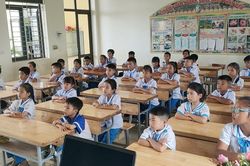 Nhiều phụ huynh đã đồng thuận đưa con đến Trường Tiểu học Quỳnh Tam, Nghệ An