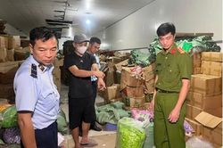 Hà Nội: Lộ thủ đoạn biến bánh, kẹo trôi nổi thành hàng nhập khẩu