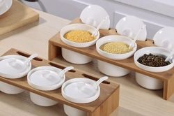 Để gia vị cạnh bếp: Tiện tay nhưng dễ làm mất hương vị