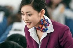 Vì sao tiếp viên hàng không thường đeo khăn lụa?