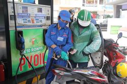 Doanh nghiệp tự quyết giá xăng dầu: Bộ Công Thương giám sát cách nào?