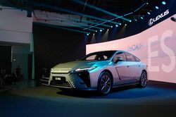 Cận cảnh Lexus ES thế hệ mới tại Việt Nam, giá từ 2,34 tỷ đồng