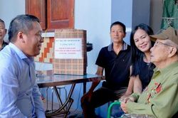 Xã Sóc Sơn thăm, tặng quà các cựu chiến binh tham gia giải phóng Thủ đô