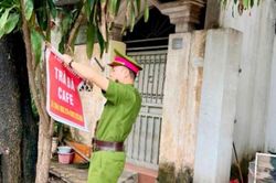 Phường Việt Hưng ra quân xử lý quảng cáo, rao vặt sai quy định