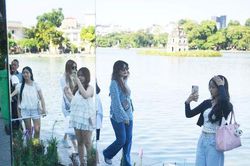 Người dân háo hức check-in với 'khung gương' độc đáo bên hồ Hoàn Kiếm
