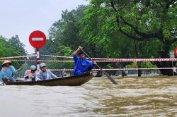 Bật mí nguyên nhân khiến miền Trung vẫn mưa như trút nước