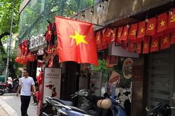 Hà Nội: Treo cờ Tổ quốc dịp kỷ niệm 72 năm Ngày Giải phóng Thủ đô