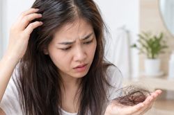 8 nguyên nhân tiềm ẩn gây rụng tóc, hói đầu và cách khắc phục