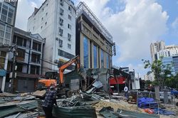 Cận cảnh loạt công trình ven đường Nguyễn Hoàng bị tháo dỡ để làm vườn hoa