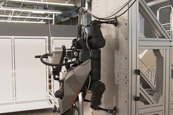 Ra mắt robot bốn chân có thể bám vào thân tàu, kiểm tra các đường hàn bằng cảm biến và camera