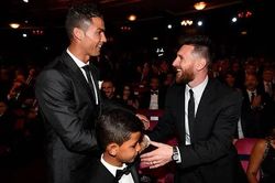 Ronaldo có động thái bất ngờ gửi tới Messi