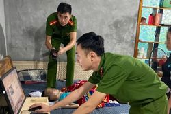 Công an xã đến bên giường bệnh làm căn cước cho người yếu thế