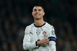 Thông điệp của Ronaldo sau ngày Messi chia tay