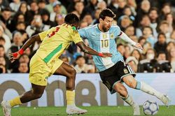 Tuyển Benin phẫn nộ sau trận chia tay Messi