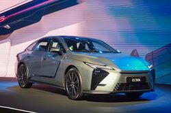 Rẻ hơn 600 triệu, Lexus ES bản hybrid khác gì so với bản thuần điện?