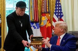 Ông Trump trao giải khoa học danh giá nhất nước Mỹ cho Elon Musk
