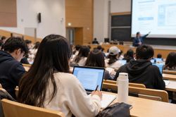 Mỹ đề xuất phí OPT 70.000 USD, du học sinh Việt Nam đứng trước rào cản mới