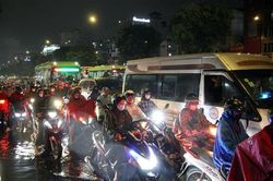 TP.HCM: Nhiều tuyến đường liên tục ngập sâu khi mưa lớn, Sở Xây dựng nói gì?