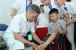 Trao cơ hội đi lại cho bệnh nhi 10 tuổi chịu di chứng sau chấn thương sọ não