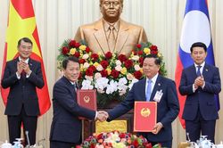 Việt Nam, Lào trao đổi 11 văn kiện hợp tác quan trọng
