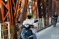 [Ảnh] Hà Nội se lạnh vào sáng sớm, người dân khoác áo ấm xuống phố
