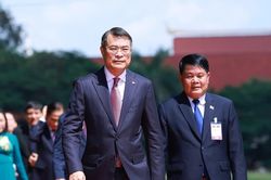 [Ảnh] Thủ tướng Lê Minh Hưng đặt vòng hoa tại Đài liệt sĩ vô danh Lào