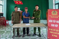 Người dân giao nộp nhiều 'hàng nóng'