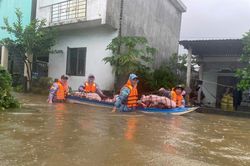 Lực lượng Công an hỗ trợ người dân vùng ngập Vạn Tường di dời tài sản