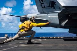 Tàu sân bay USS Abraham Lincoln trở về Mỹ sau khi tham chiến tại Trung Đông