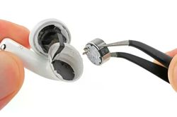 Mổ xẻ AirPods 5, cuối cùng Apple cũng cho sửa chữa 'một xíu'