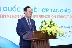 Bộ trưởng Bộ GD&ĐT: 4 ưu tiên trong chuyển đổi số để vượt thách thức AI