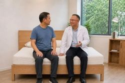 Đau lưng cấp: Nằm im hay đứng dậy vận động để mau khỏi?